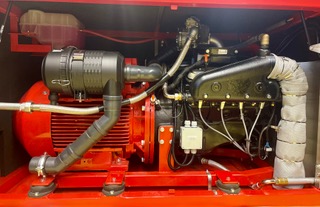 Motor und Generator des Bison 49 auf dem roten Grundrahmen mit Ansaugfilter, Abgassammler und isolierter Abgasleitung